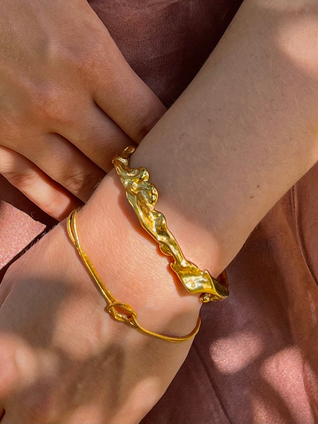 Bangle karkötő-korona formájú dizájn
